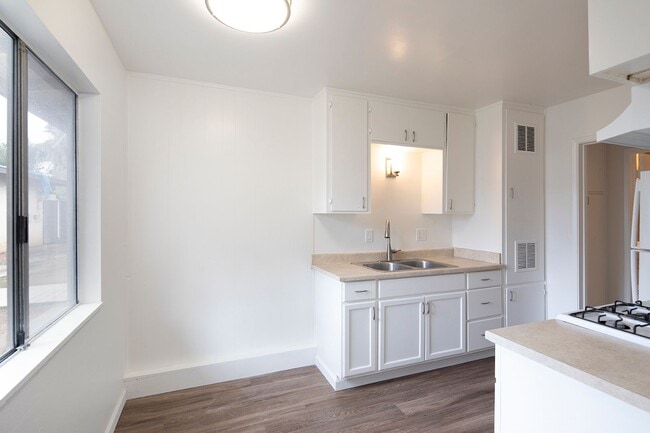 Photo - Charming 2 Bedroom Cottage in a Great Esco... Unit 1230B