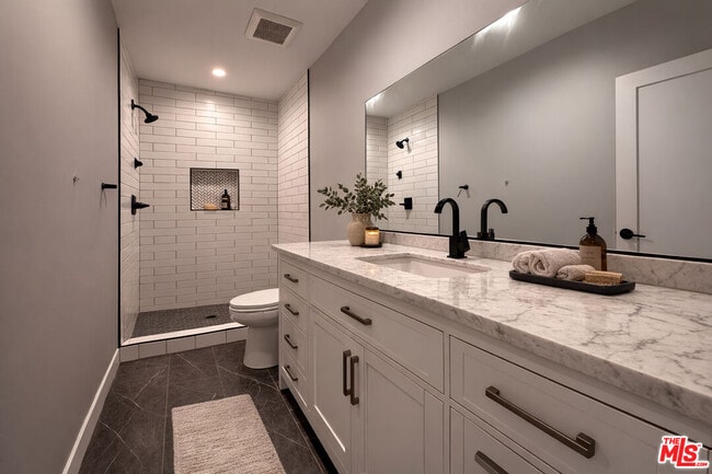 Photo - 1307 Tamarind Ave