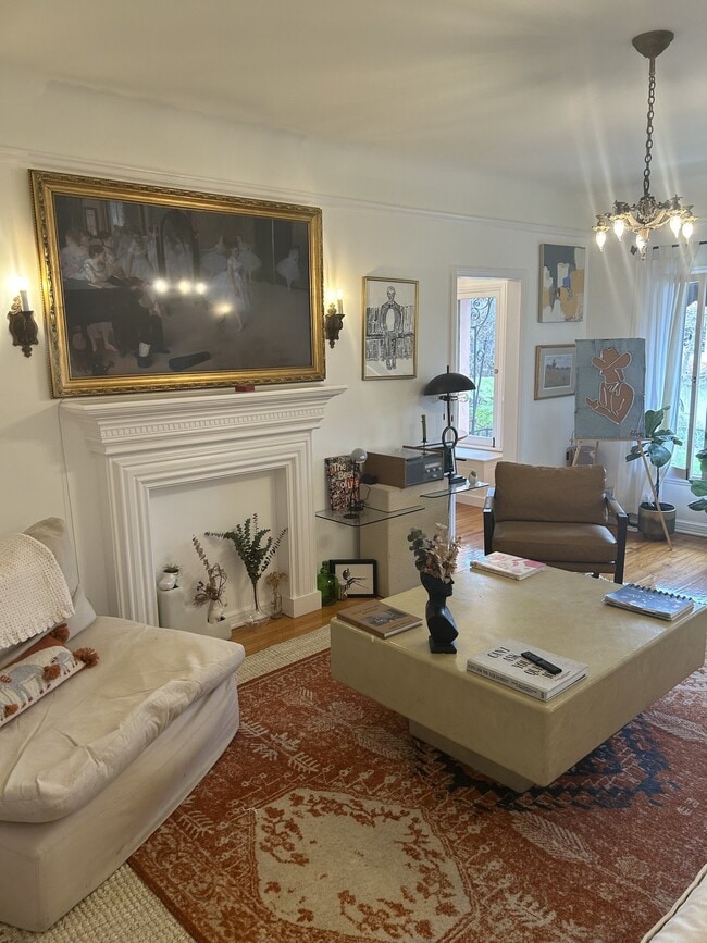 Photo - 415 N Sycamore Ave Unit 202