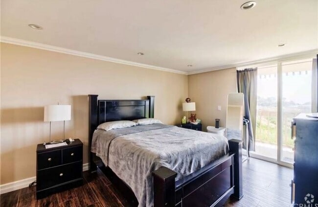 Building Photo - 6526 Ocean Crest Dr Unit A104 Rental