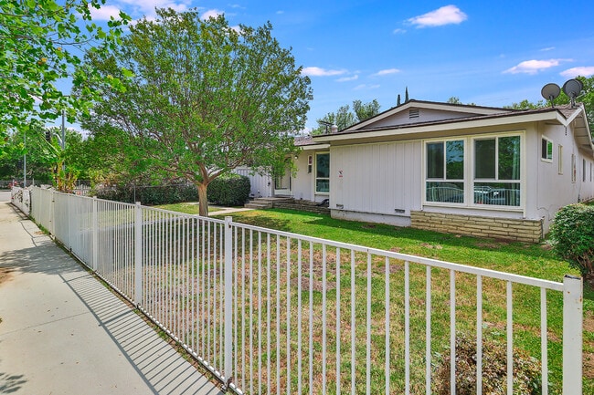 Photo - 23208 Vanowen St