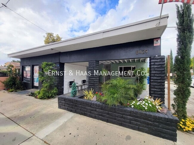 Building Photo - 8429 Somerset Blvd