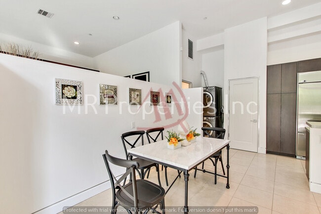 Photo - Beautiful Studio near Melrose - This is the Place to be. Unit 1