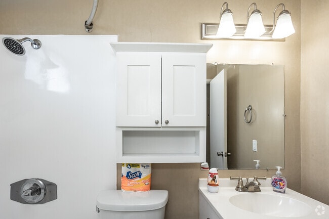 Studio - 418SF - Bathroom - Alondra Palm LLC