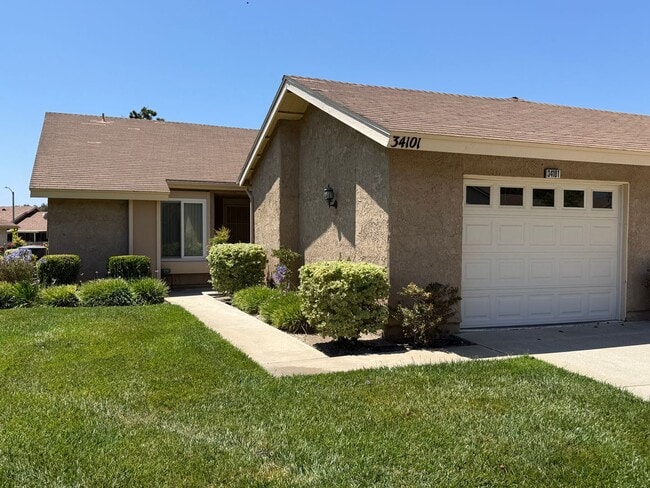 Building Photo - 2 Bed / 2 Bath - Capri is Ready for You