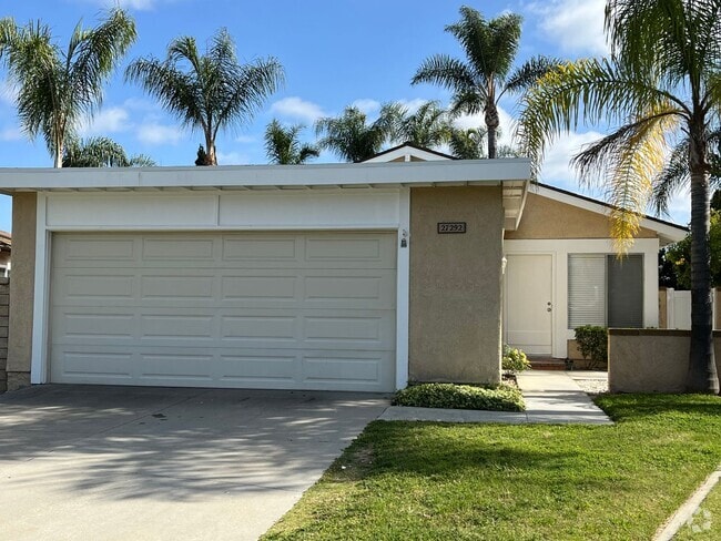 Building Photo - RECENTLY REFURBISHED  SINGLE STORY HOUSE W...