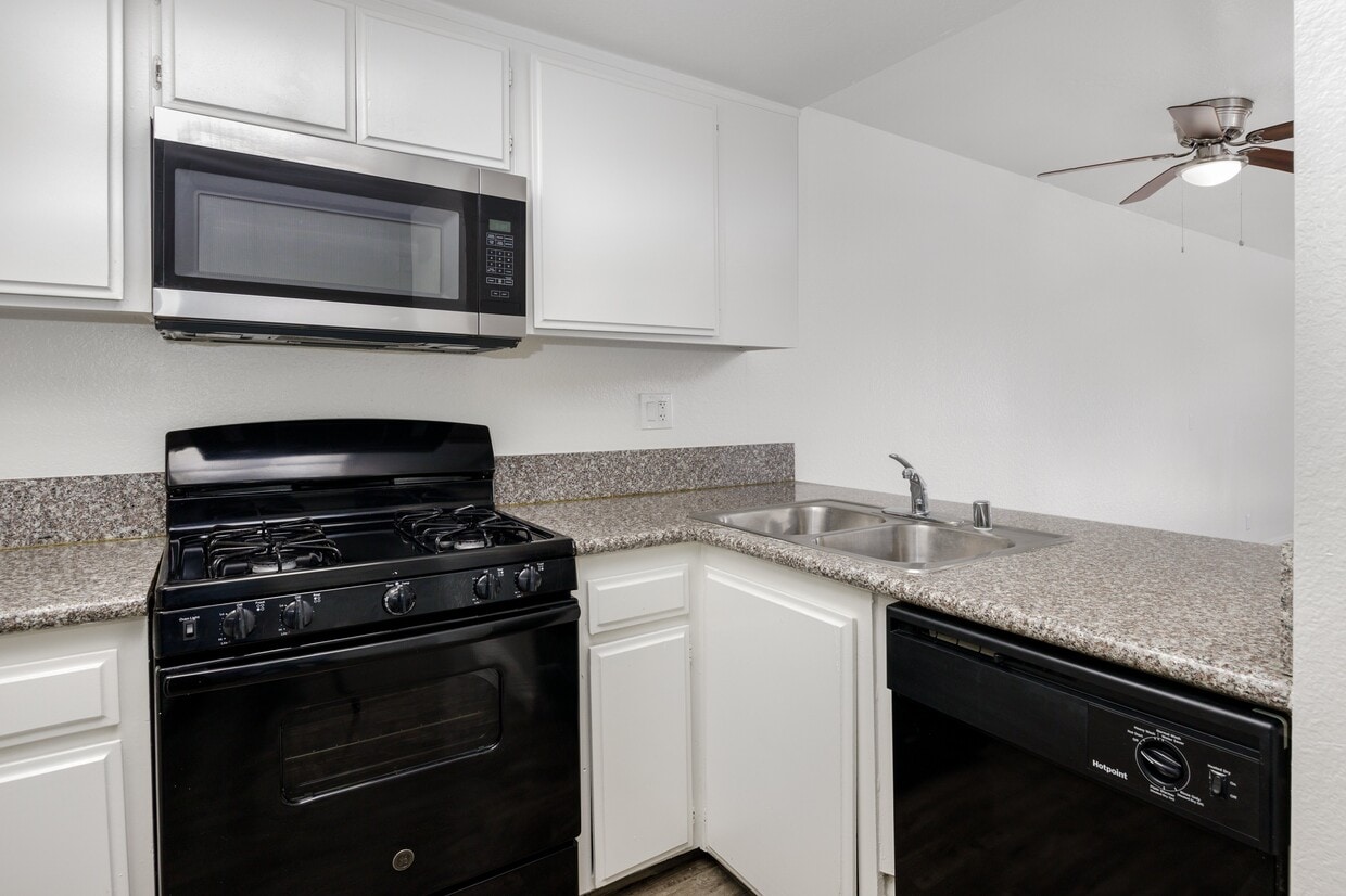 Floor Plan - Two Bedroom \ Two Bathroom