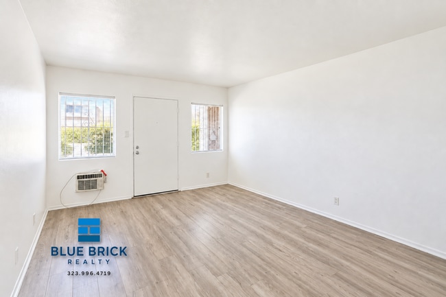 Building Photo - 7117 Fulton Ave Unit 2