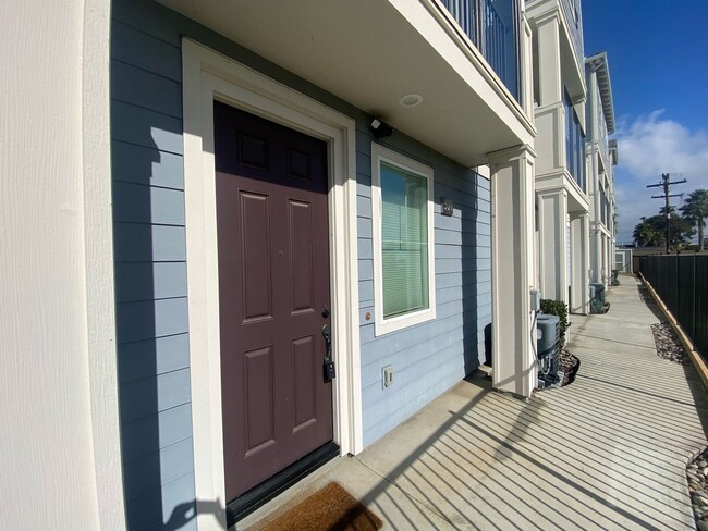 3-Story Townhome w/ 2 Car Garage in New Co... - 3-Story Townhome w/ 2 Car Garage in New Co...