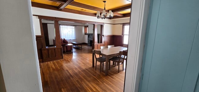 Photo - 1610 W 36th Pl