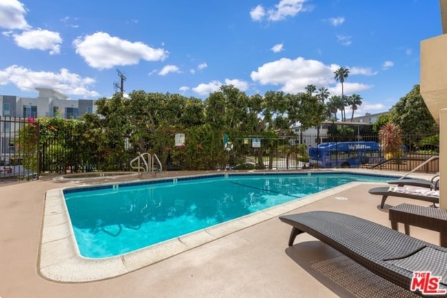 Heated pool and spa - 612 S Barrington Ave Unit 416