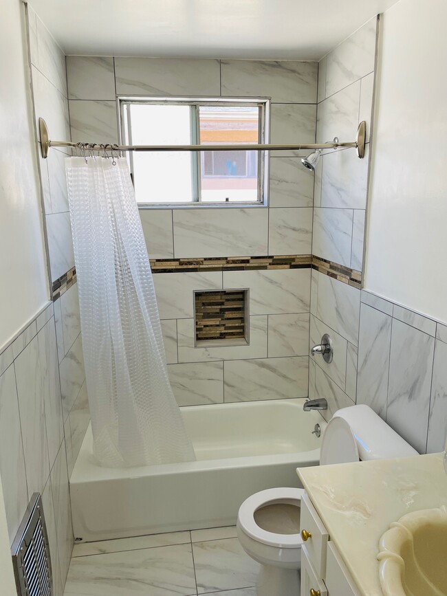 Photo - 827 N Hudson Ave