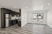 Photo - 900 W College St Unit 4