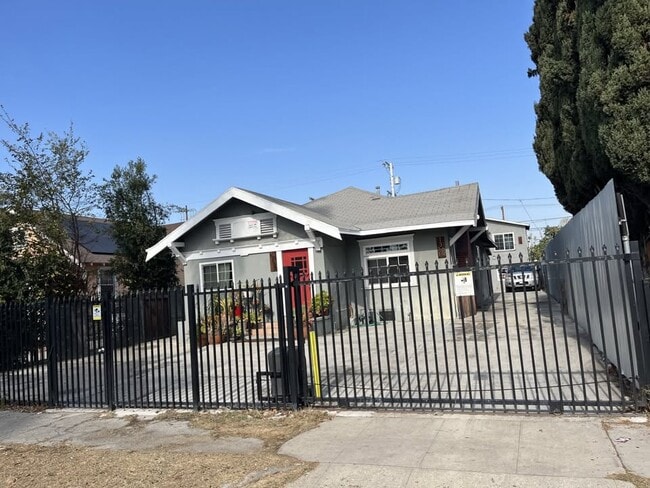 Photo - 1367 W 37th St House