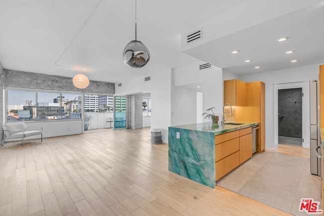 Building Photo - 7135 Hollywood Blvd Unit 504