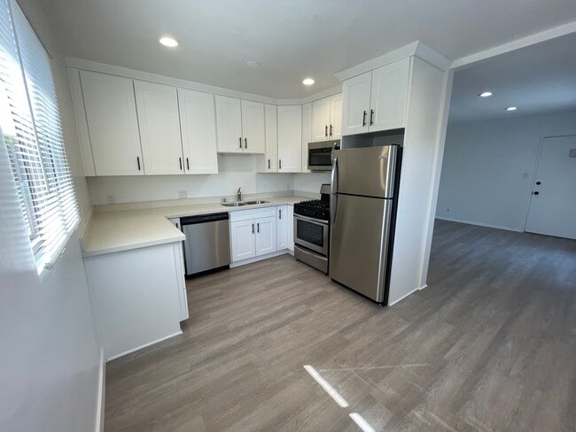 Building Photo - 3633 Kelton Ave Unit 3