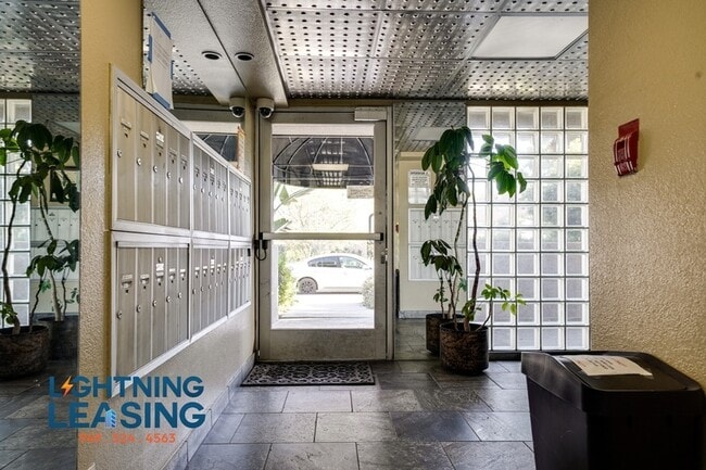 Building Photo - 11225 Morrison St Unit 218