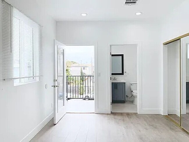 Photo - Soho Partners 1235 Unit 1235 1/2 (WHOLE )