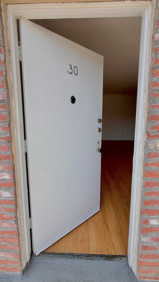 Building Photo - 200 S Sycamore Ave Unit 30