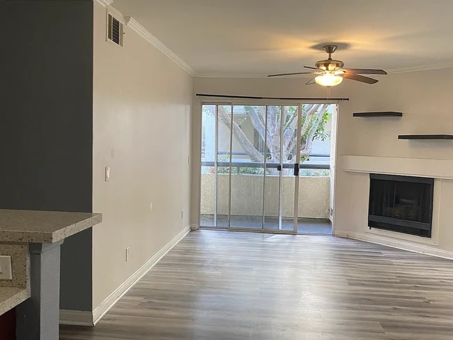 Building Photo - 5515 Canoga Ave Unit 112