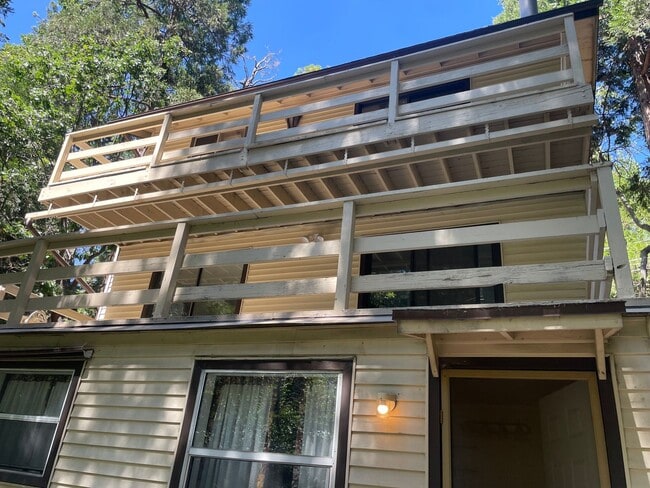 3 bedroom 3 bath in Crestline. - 3 bedroom 3 bath in Crestline. House