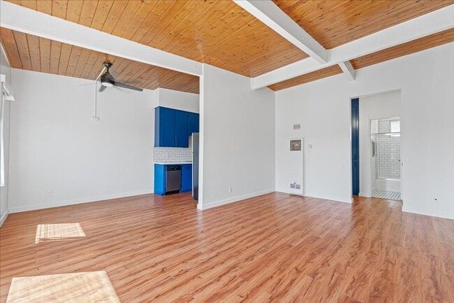 Building Photo - 6114 Cahuenga Blvd Unit 09