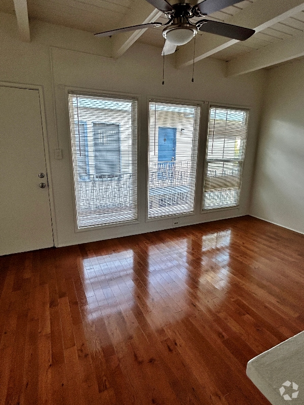 Building Photo - 1909 Beachwood Dr Unit 18 Rental