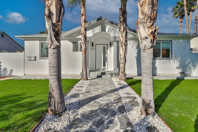 Modern 3-Bed/3-Bath Townhome - Modern 3-Bed/3-Bath Townhome Unit 22131