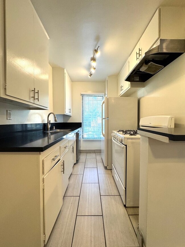 Photo - ONE MONTH FREE! Spacious 1 Bedroom in West Hollywood Unit 03