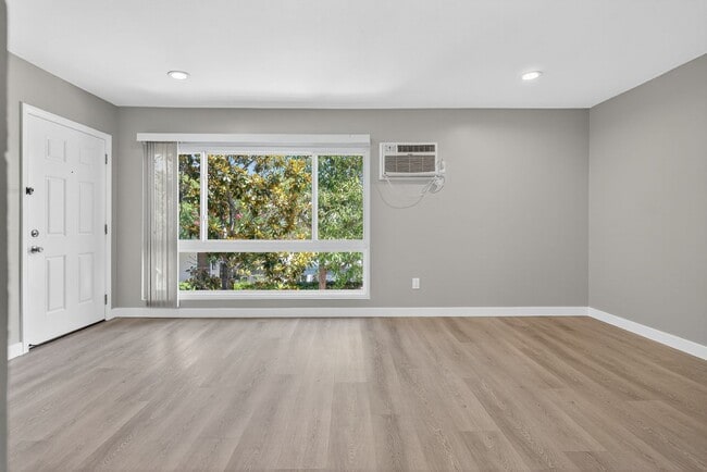 Building Photo - 2300 E Commonwealth Ave Unit 07