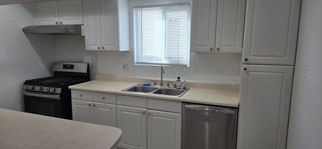 Kitchen - 1915 Dufour Ave Unit 1915 Dufour Apt A