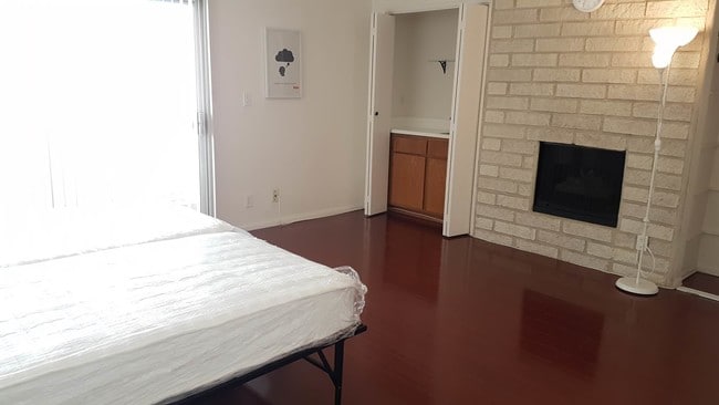 Building Photo - 11701 Texas Ave