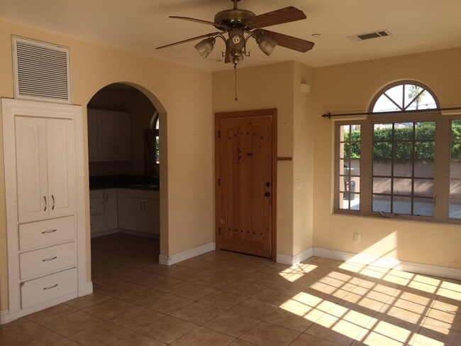 Front door - 652 S Hollenbeck Ave Unit House