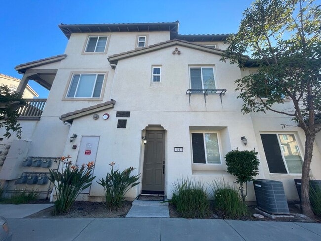 Building Photo - Tri-level townhouse in the heart of Chula Vista