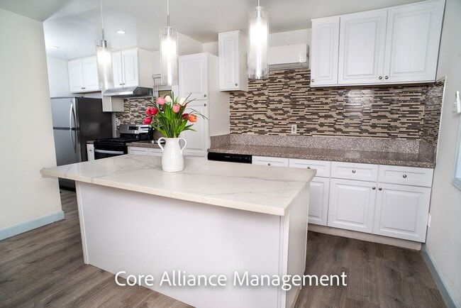 Building Photo - 9413 Farralone Ave