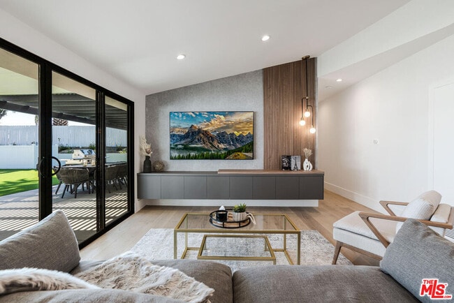 Photo - 5718 Wallis Ln