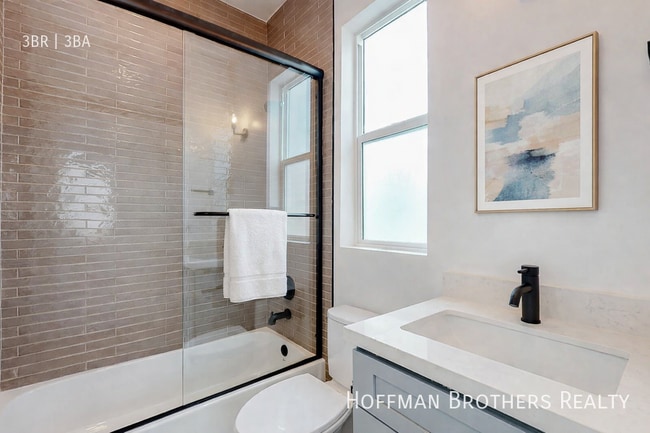 Photo - 525 Normandie Ave