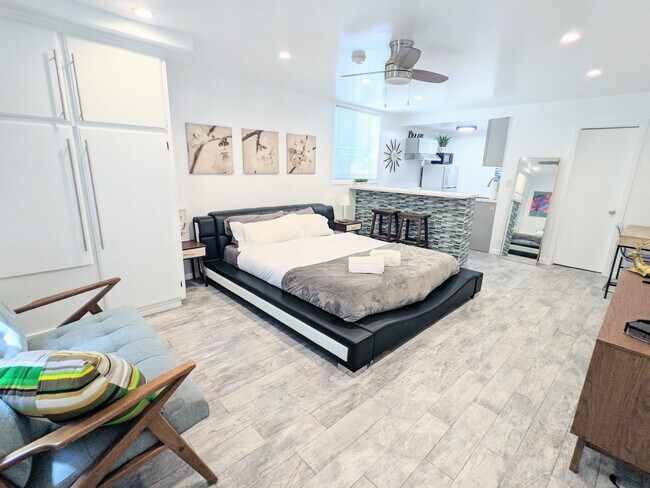Photo - 1272 N Hayworth Ave Condo