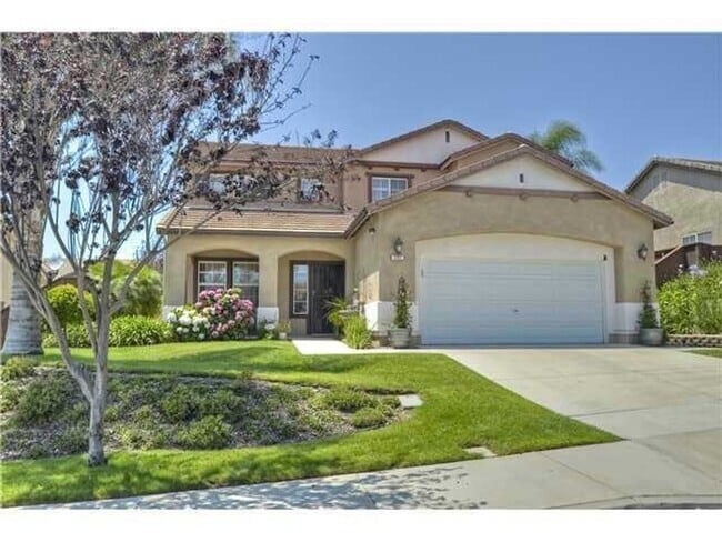 Building Photo - Welcoming Home with Solar and Great Locati...