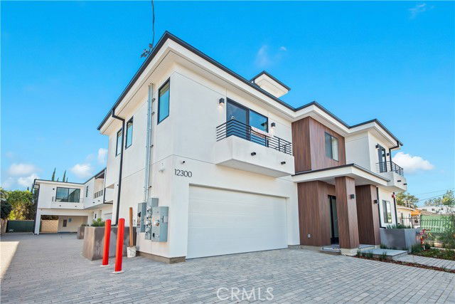 Photo - 12300 Oxnard St