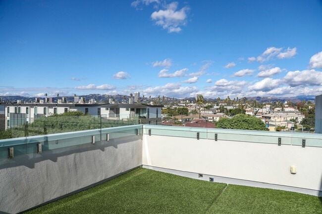 Building Photo - 1828 1/2 S. Redondo Blvd Rental