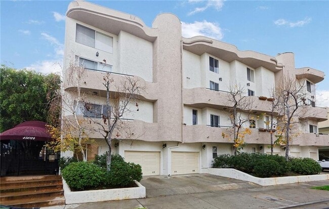 Building Photo - COMPLETELY UPDATED SHERMAN OAKS TOWNHOME!
