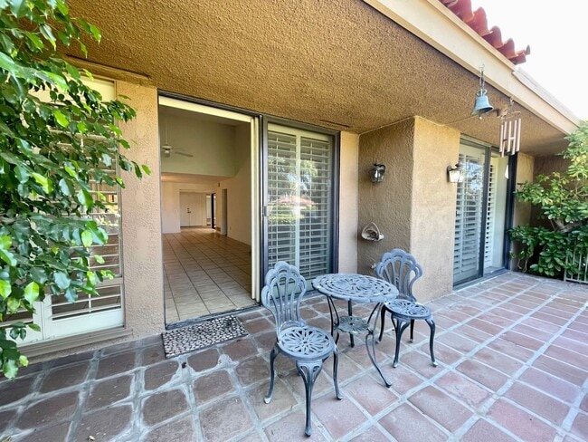 Building Photo - AVAILABLE NOW! 3 Bedroom 2 Bathroom Condo in Sunrise Country Club
