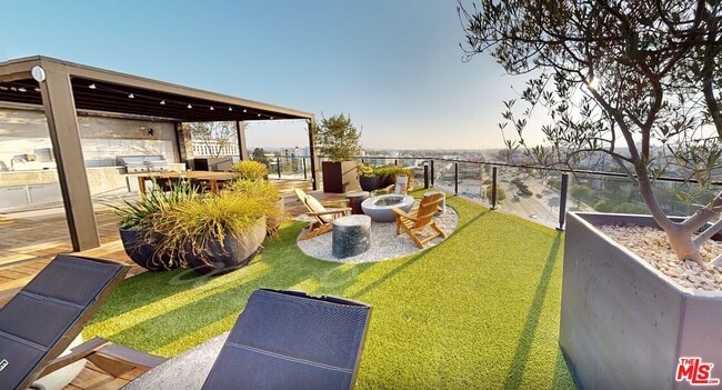 Building Photo - 3800 Mentone Ave Unit 304