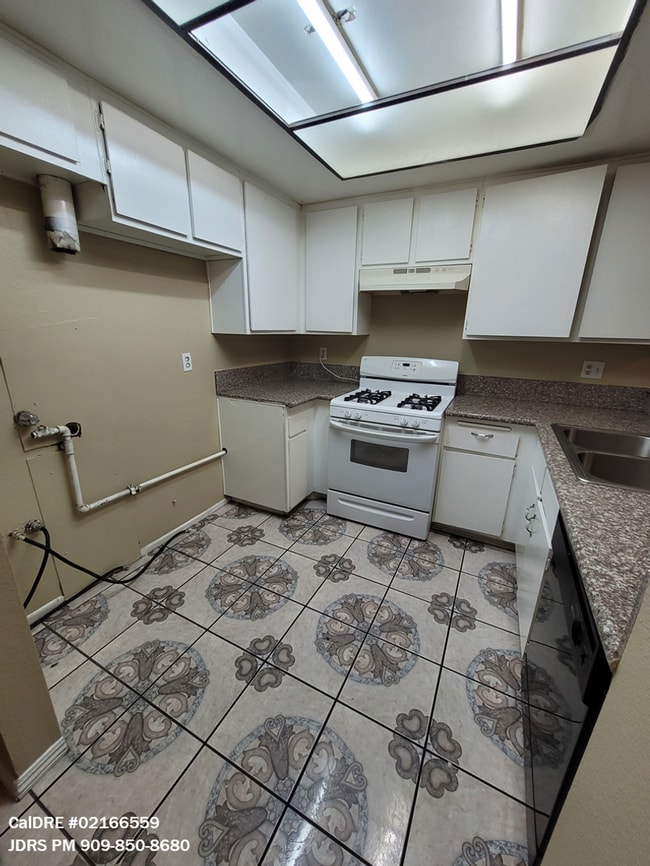 Photo - PRICE LOWERED! Ontario 2 Bedroom Condo