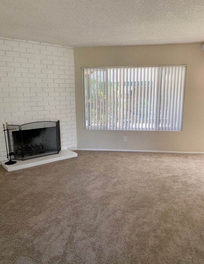 Building Photo - 220 E Live Oak St Unit 2