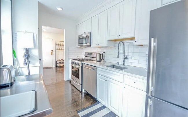 Building Photo - 1342 Yale St Unit B Rental
