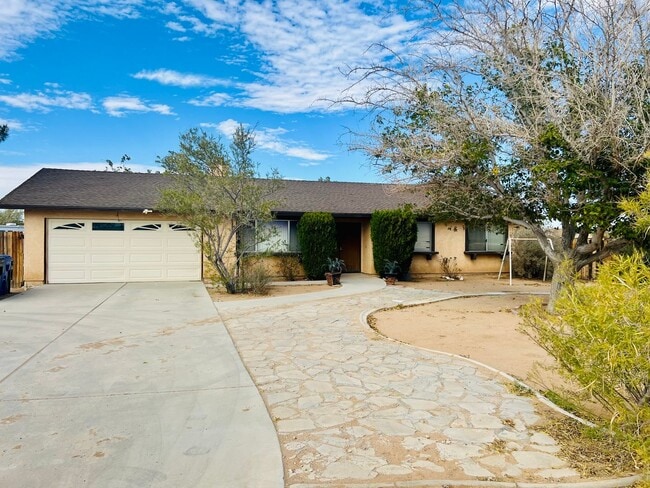 Building Photo - Spacious Apple Valley Home with Expansive Living Area & Flexible 4th Bedroom Option
