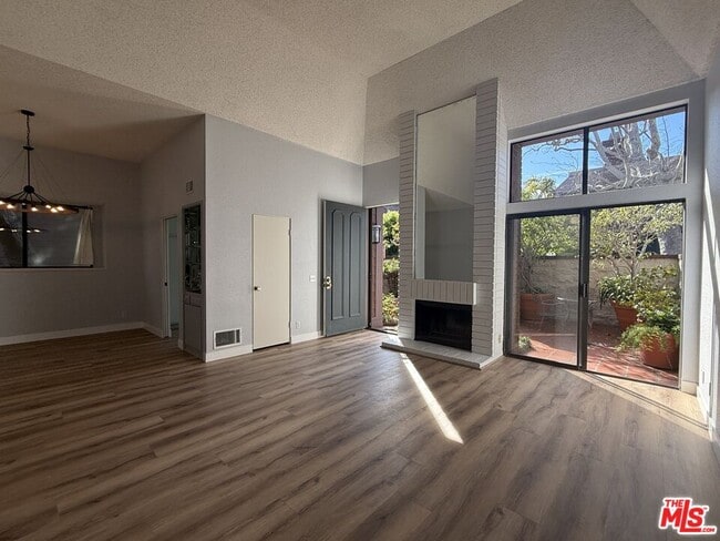 Building Photo - 4549 Alla Rd Unit 6