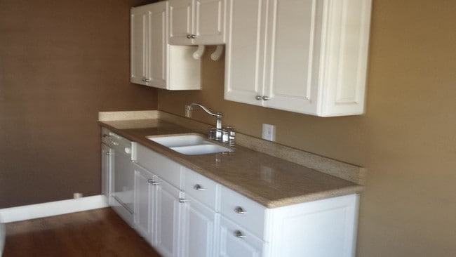 Kitchen - 1311 E 1st St Unit 11